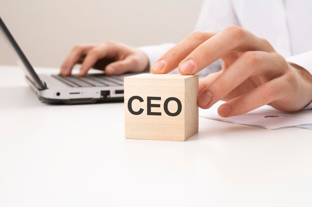 CEO Chief Executive Officer testo blocco di legno su sfondo tavolo bianco Idea strategia marketing parola chiave e concetto di contenuto