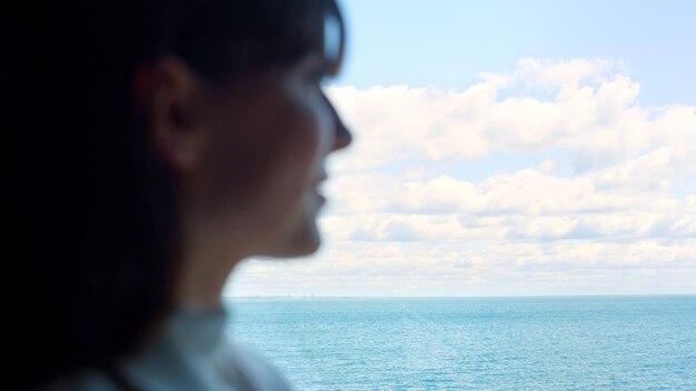 Ceo silhouette donna sorridente vista marina panoramica Lady guardando waterscape