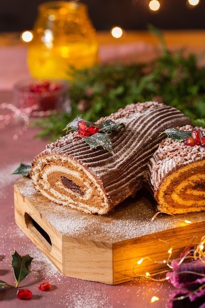 Ceppo di Natale tradizionale torta di Natale al cioccolato con decorazioni festive