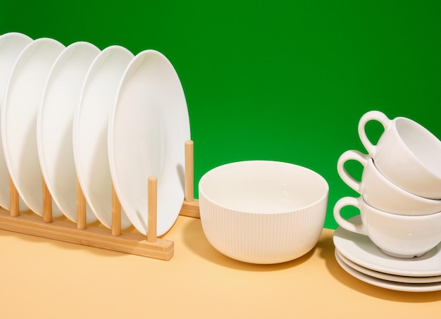 Ceramica su tavola Composizione elegante Set di stoviglie bianche pulite