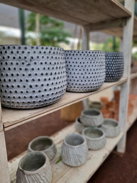 Ceramica sulla mensola di legno nel giardino, stock photo