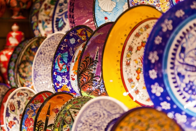 Ceramiche turche tradizionali disposte in un negozio nel Grand Bazaar, Istanbul