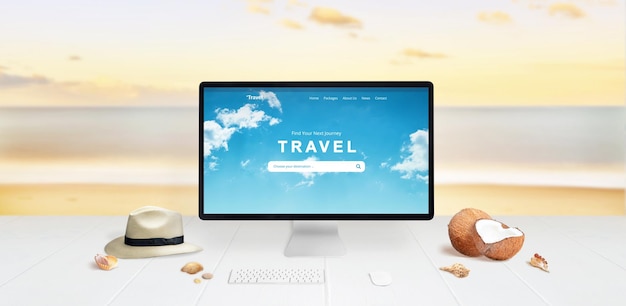Cerca il concetto online di destinazioni di viaggio estive Display del computer sulla scrivania con mare e spiaggia sullo sfondo Concetto di viaggio