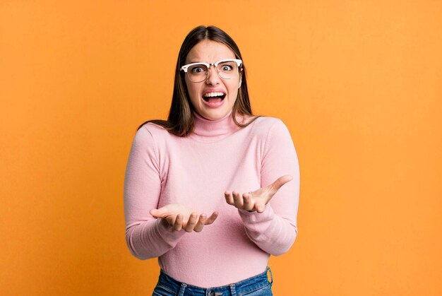 cercando disperato e frustrato, stressato, infelice e infastidito, gridando e urlando