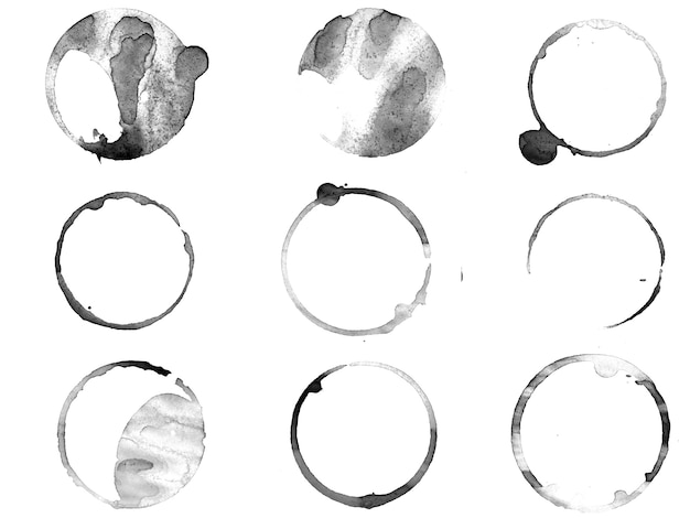 Cerchi di inchiostro isolati su sfondo bianco