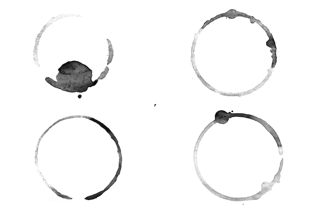 Cerchi di inchiostro isolati su sfondo bianco