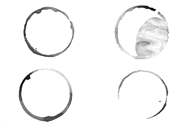 Cerchi di inchiostro isolati su sfondo bianco