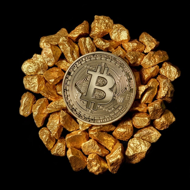 Cerchio dal mucchio di pepite d'oro e dall'alto Gold Bitcoin Coin. Bitcoin desiderabile come il concetto di oro digitale. Criptovaluta Bitcoin.