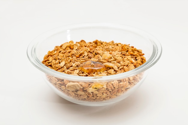 Cereale di Granola isolato su superficie bianca
