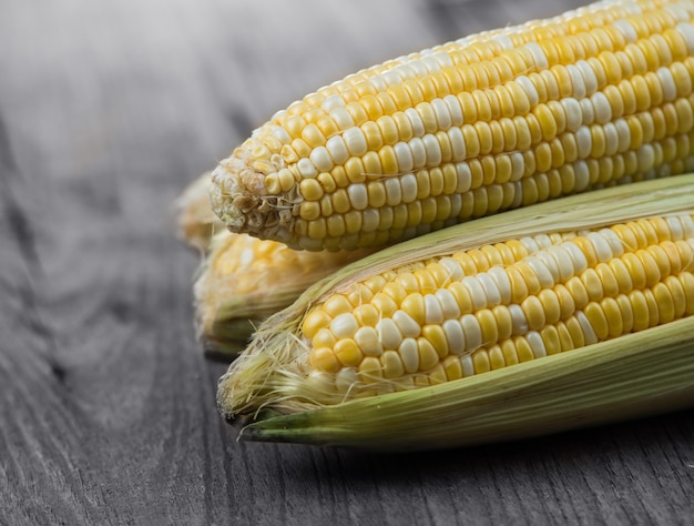 Cereale sulla vecchia tavola di legno