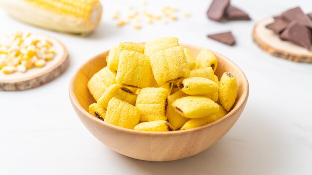 Cereali al cioccolato in una ciotola di legno