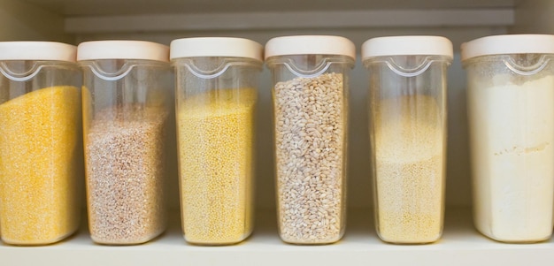 Cereali cereali cibo in barattoli di vetro e contenitori su scaffali