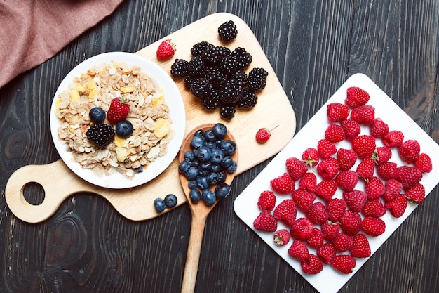 Cereali con bacche fresche su una tavola di legno