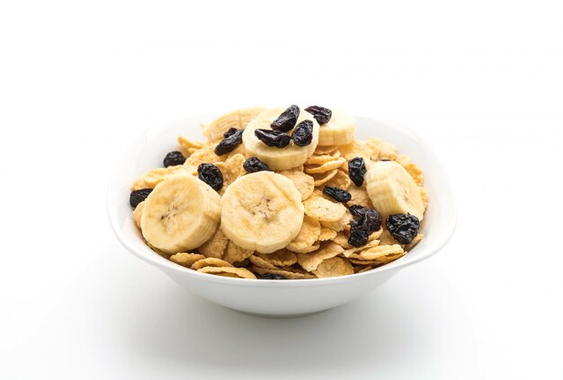 cereali con banana, uva passa e latte per colazione