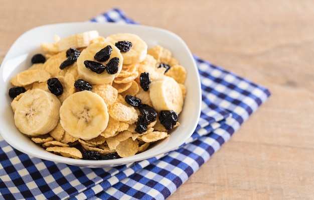 cereali con banana, uva passa e latte