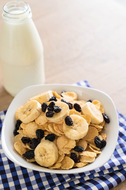 cereali con banana, uva passa e latte