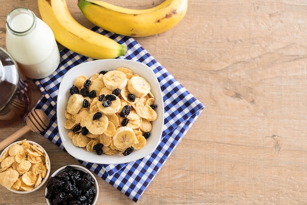 cereali con banana, uva passa e latte