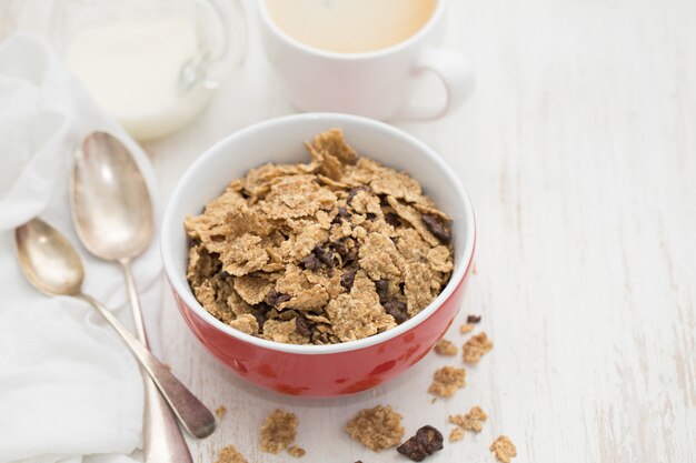 Cereali con cereali al cioccolato in una ciotola rossa