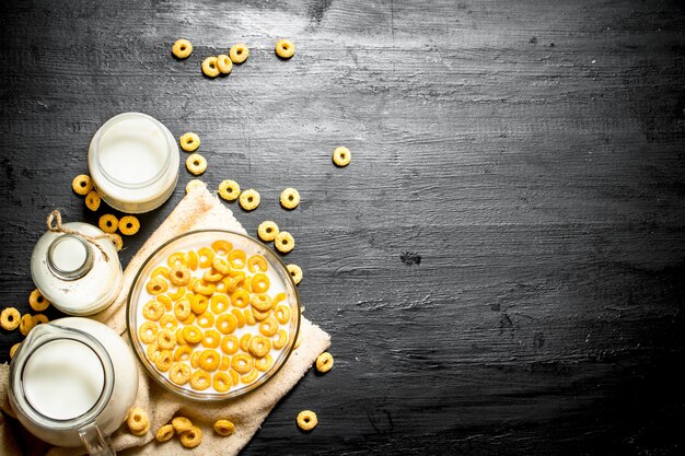 Cereali con latte in un piatto di vetro.