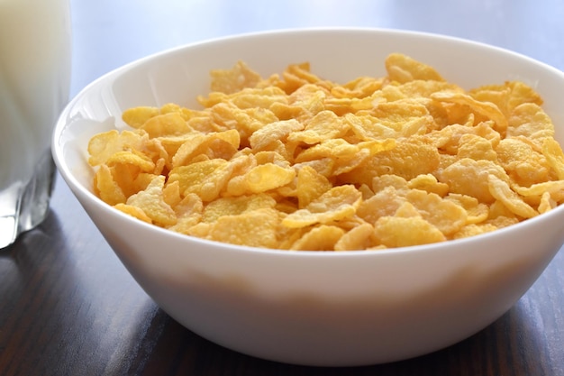 Cereali cornflakes croccanti in una ciotola bianca