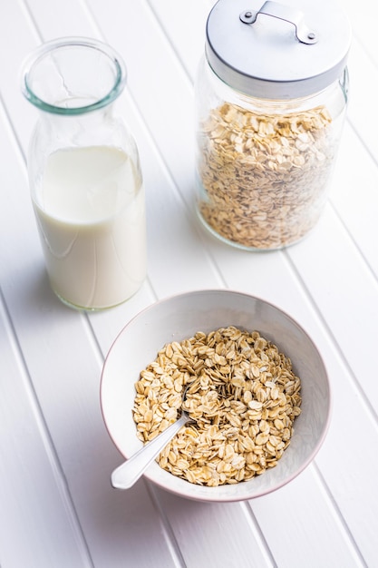 Cereali da colazione Farina d'avena cruda Fiocchi d'avena crudi in una ciotola