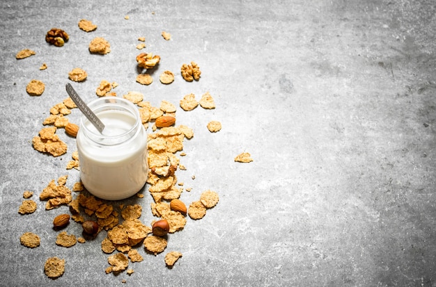 Cereali da dessert al latte e noci. Sul tavolo di pietra.