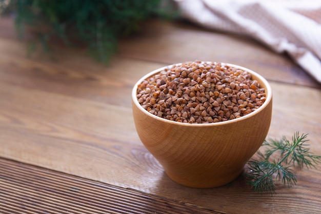 Cereali di grano saraceno in una ciotola, grano senza glutine, cibo sano.