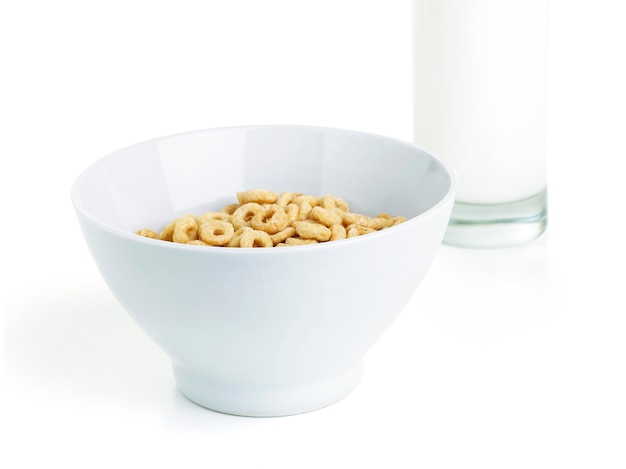 Cereali e latte isolati su bianco