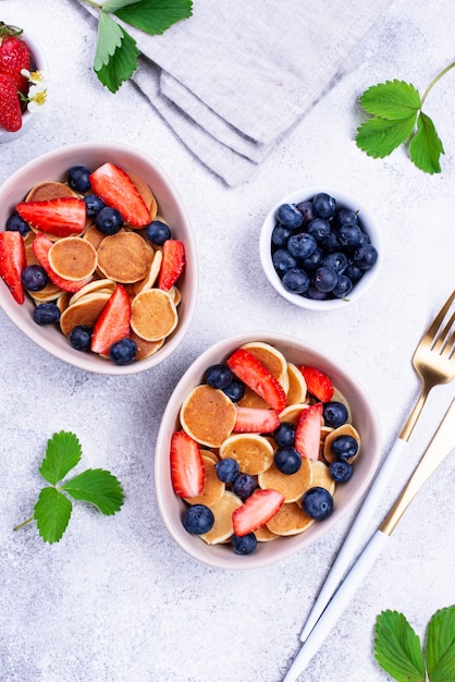 Cereali frittelle dolci con frutti di bosco