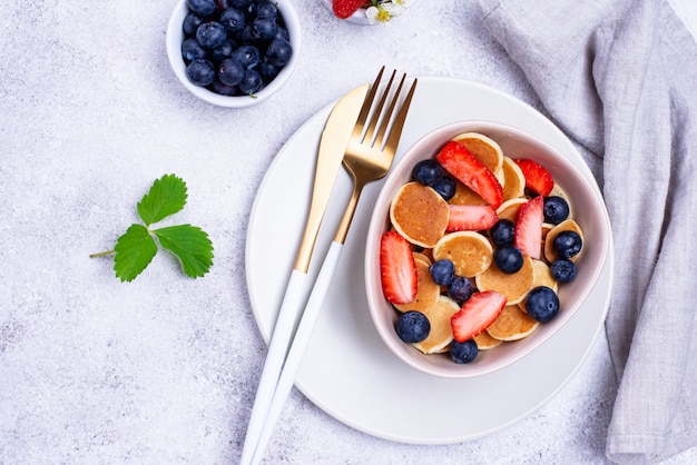 Cereali frittelle dolci con frutti di bosco