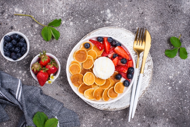 Cereali frittelle dolci con frutti di bosco