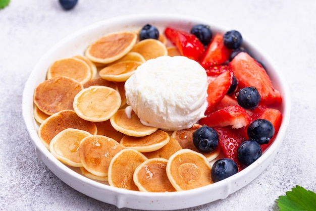 Cereali frittelle dolci con frutti di bosco