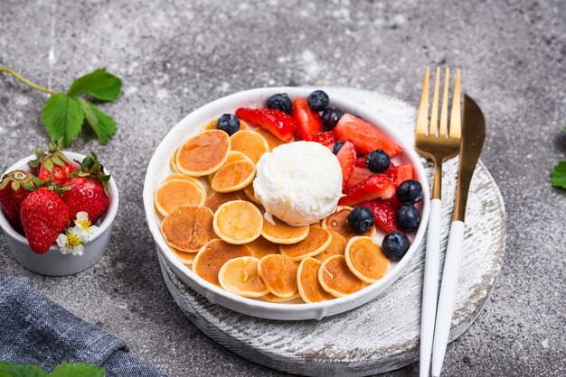 Cereali frittelle dolci con frutti di bosco