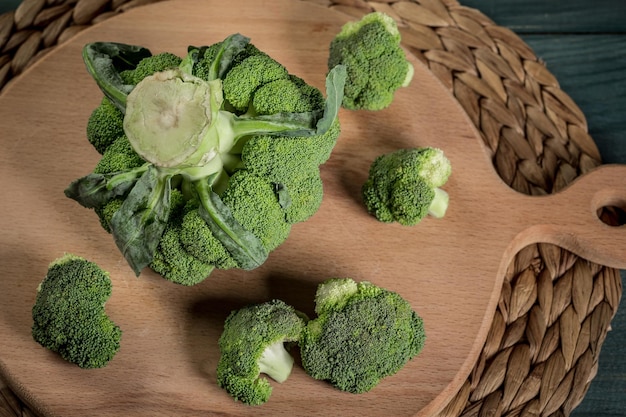 Cereali grezzi organici verdi dei broccoli pronti per cucinare