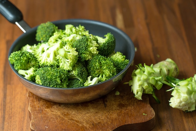 Cereali grezzi organici verdi dei broccoli pronti per cucinare.