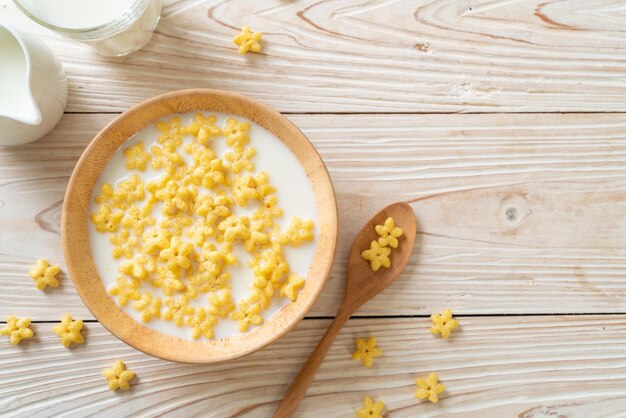 cereali integrali con latte fresco a colazione