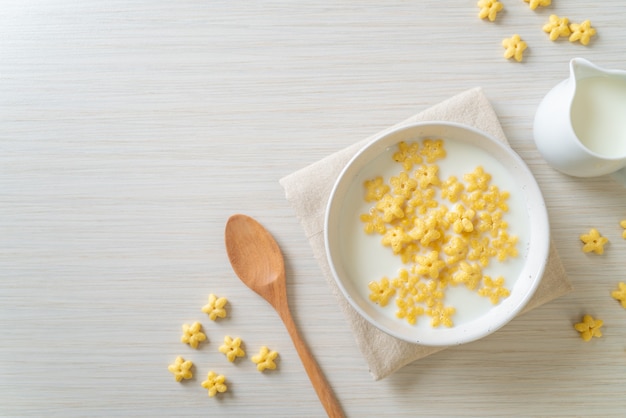 cereali integrali con latte fresco per colazione