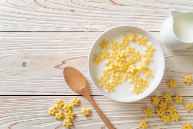 cereali integrali con latte fresco per colazione