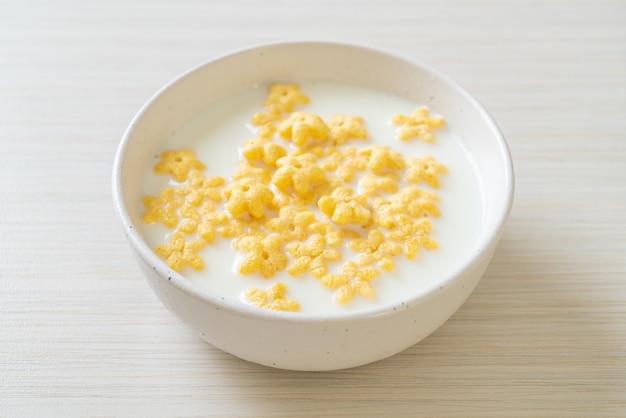 cereali integrali con latte fresco per colazione