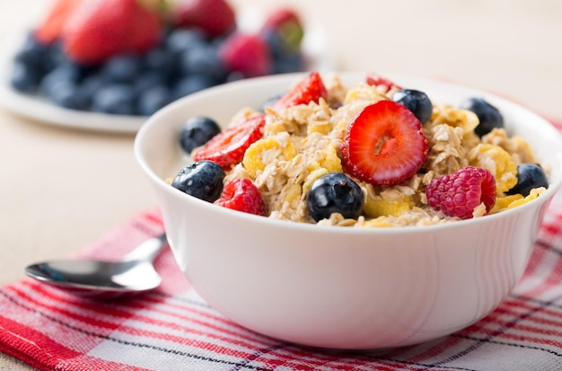 Cereali marroni per la colazione con ciotola di mirtilli e bacche di mandorla