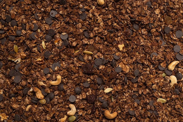 Cereali muesli al cioccolato con sfondo di noci