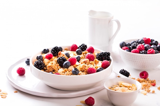 Cereali muesli con frutti di bosco e latte