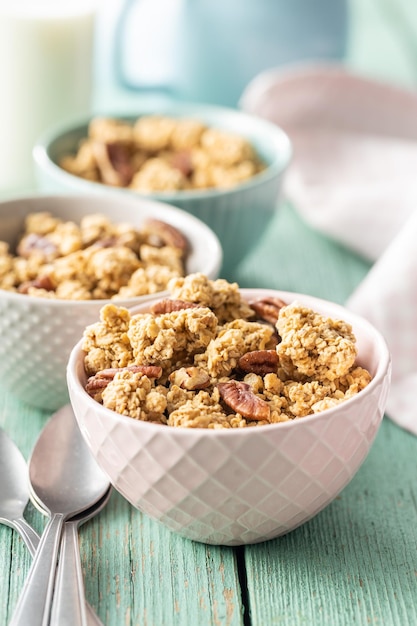 Cereali muesli dolci in ciotola sulla tavola di legno verde