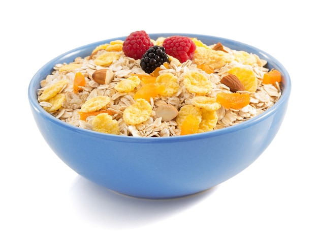 Cereali muesli isolati su sfondo bianco