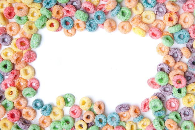 Cereali multicolori con fruttato su sfondo bianco.