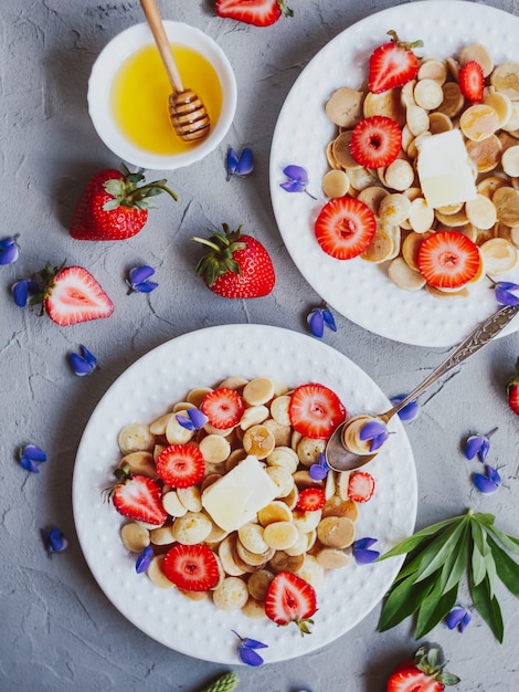 Cereali per frittelle, cibo alla moda. Mini frittelle di cereali