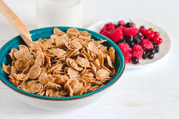 Cereali per la colazione con latte su uno sfondo bianco