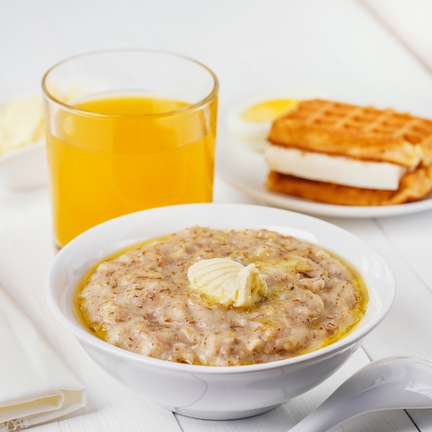 Cereali per la colazione sani con succo d'arancia e cialde