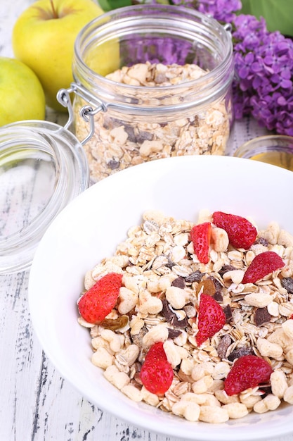 Cereali sani con frutta sulla tavola di legno