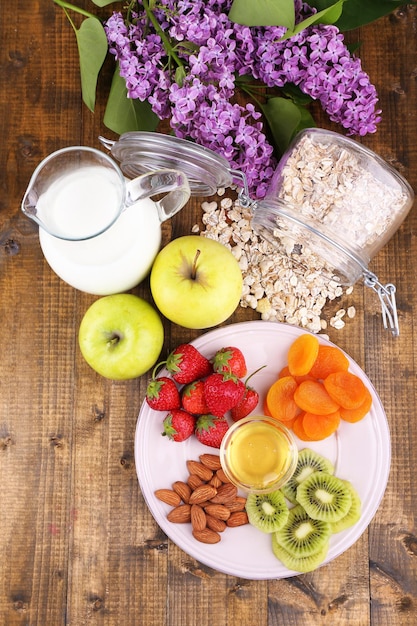 Cereali sani con latte e frutta sulla tavola di legno